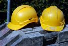 zwei Arbeitshelme, Schutzhelme