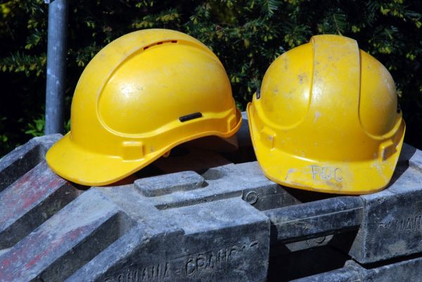 zwei Arbeitshelme, Schutzhelme