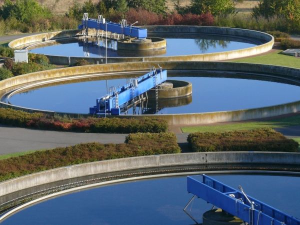 drei Klärbecken der Kläranlage Euskirchen von schräg oben