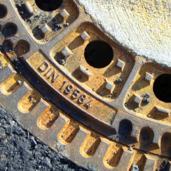 Kanaldeckel-Ausschnitt mit DIN 19584