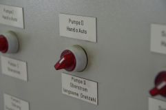 Nahaufnahme von Schaltern mit Bezeichnung Pumpe