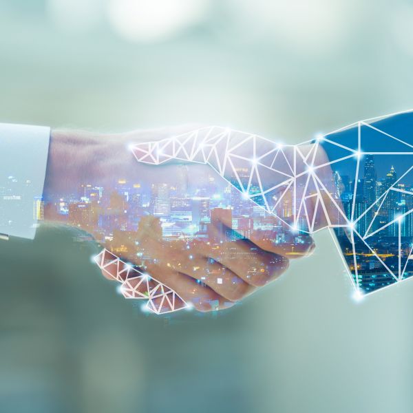 Händeschütteln zwischen digitaler und realer Hand