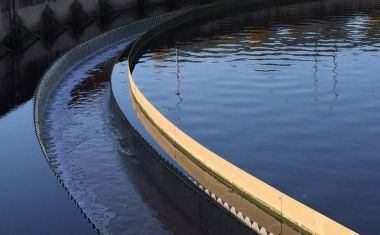 Detailansicht auf ein Becken der Kläranlage Hof