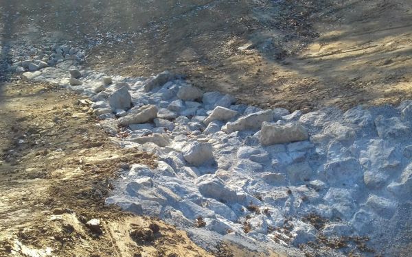Ausgetrockneter Wasserlauf, der bearbeitet wurde mit einbetonierten Steinen